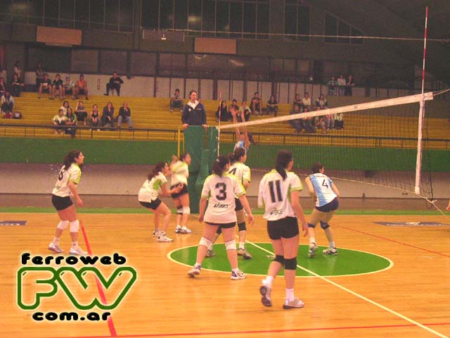 El plantel de vóley femenino – Club Ferro Carril Oeste