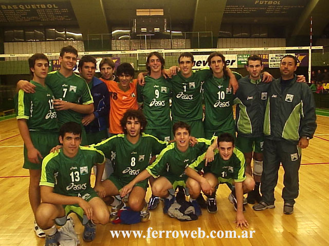 El plantel de vóley femenino – Club Ferro Carril Oeste