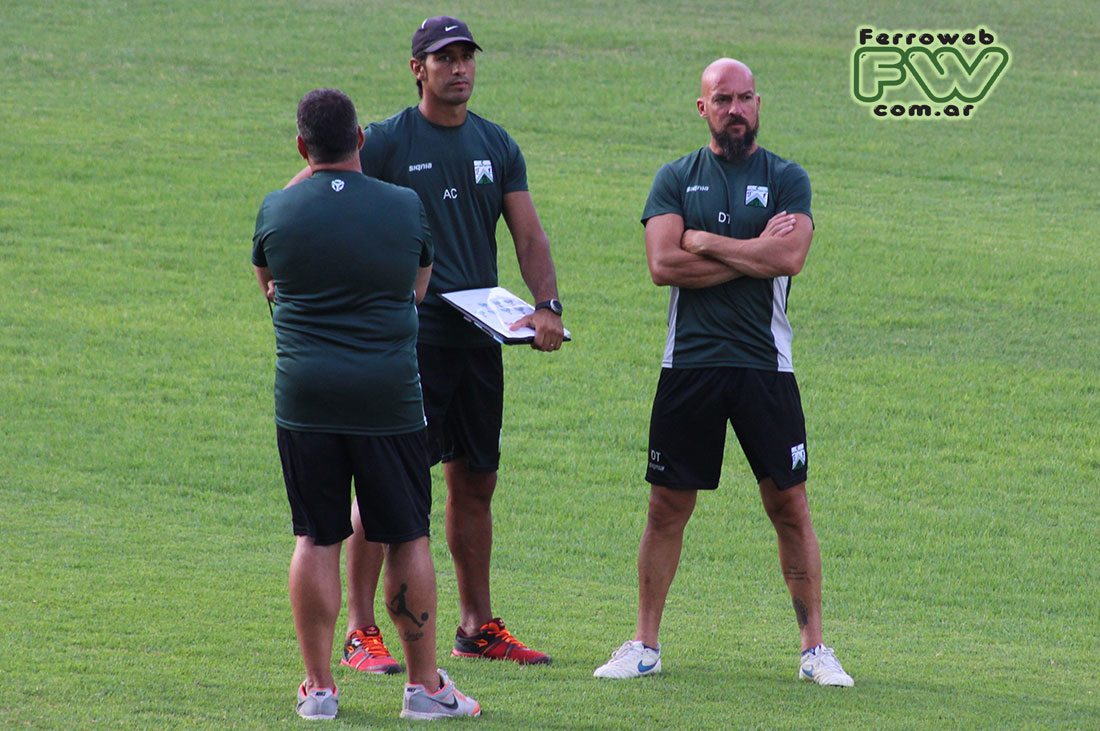 El DT Alejandro Orfila con parte de su cuerpo t�cnico