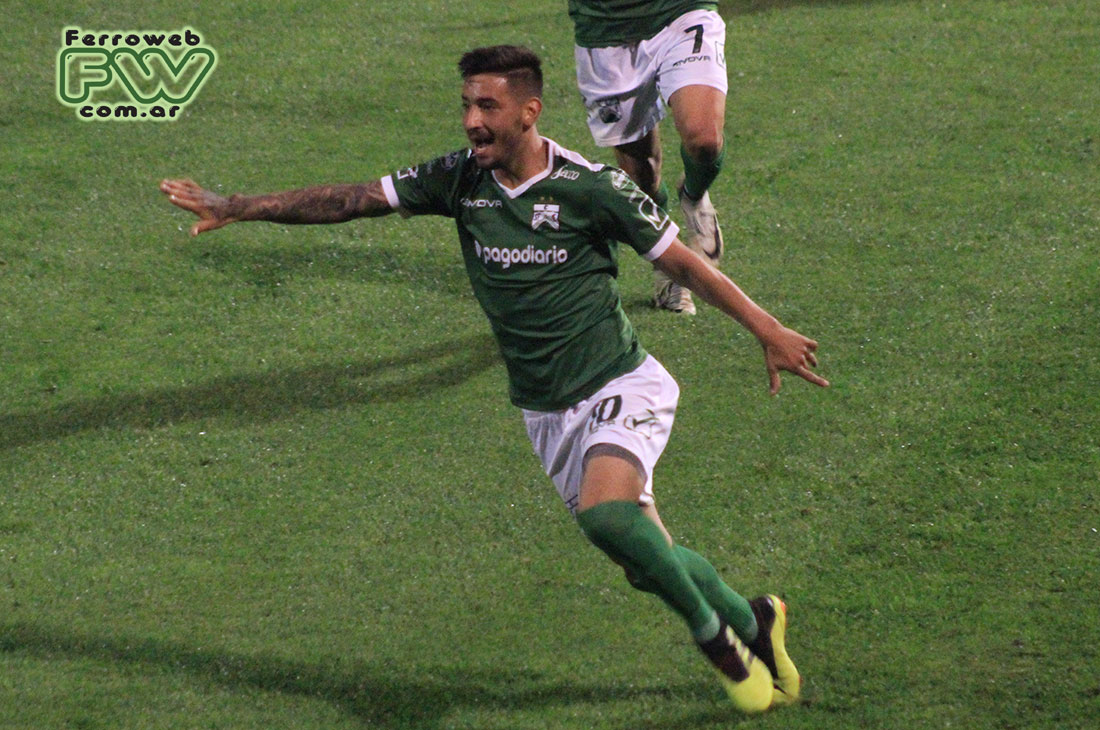 El Laucha Torres festeja su gol