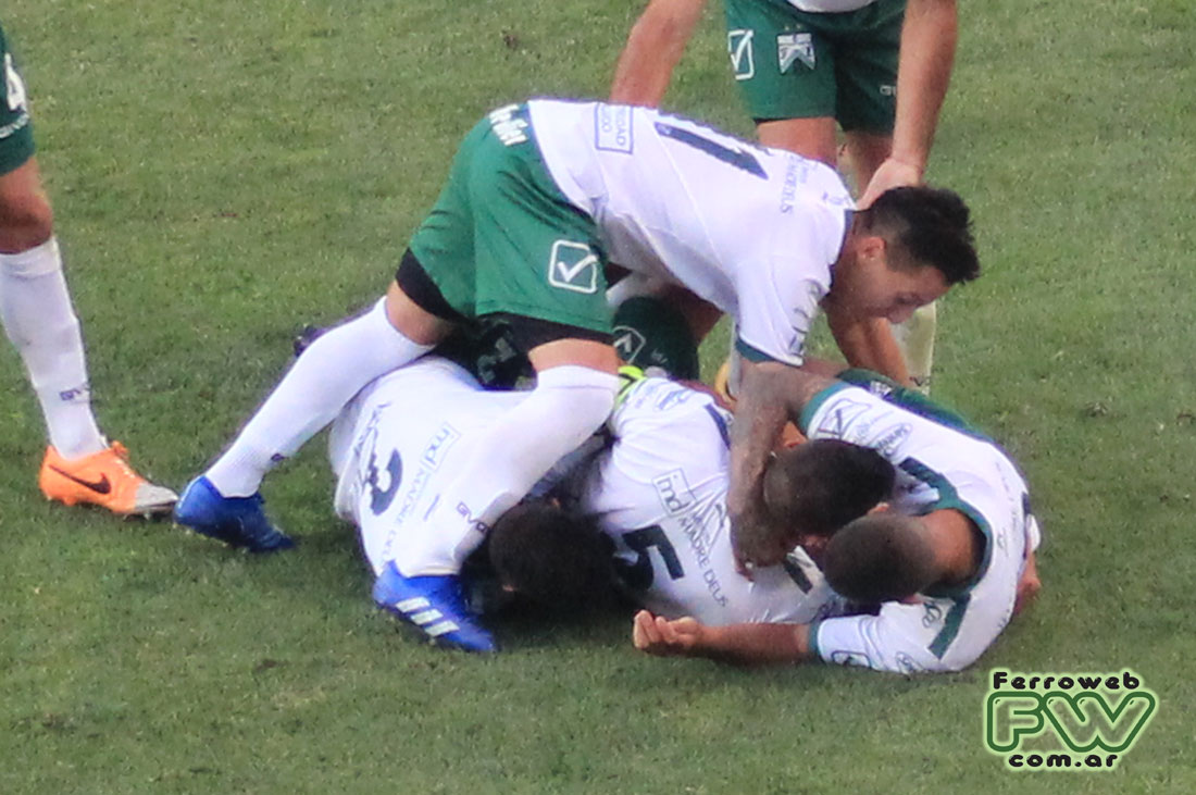 Gabriel Díaz festeja con sus compañeros el primero de Oeste Gabriel Díaz festeja con sus compañeros el primero de Oeste