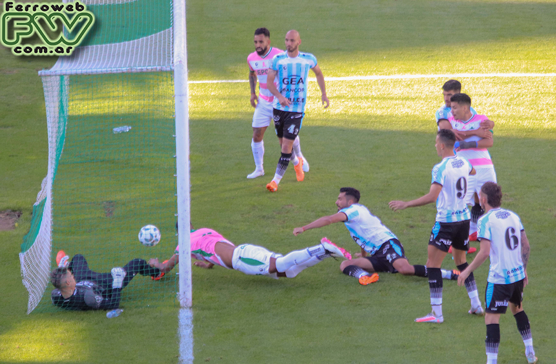 El defensor Patricio Bolsen convierte el tercero