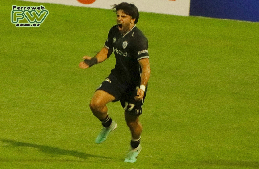 El uruguayo Garc�a festeja su gol