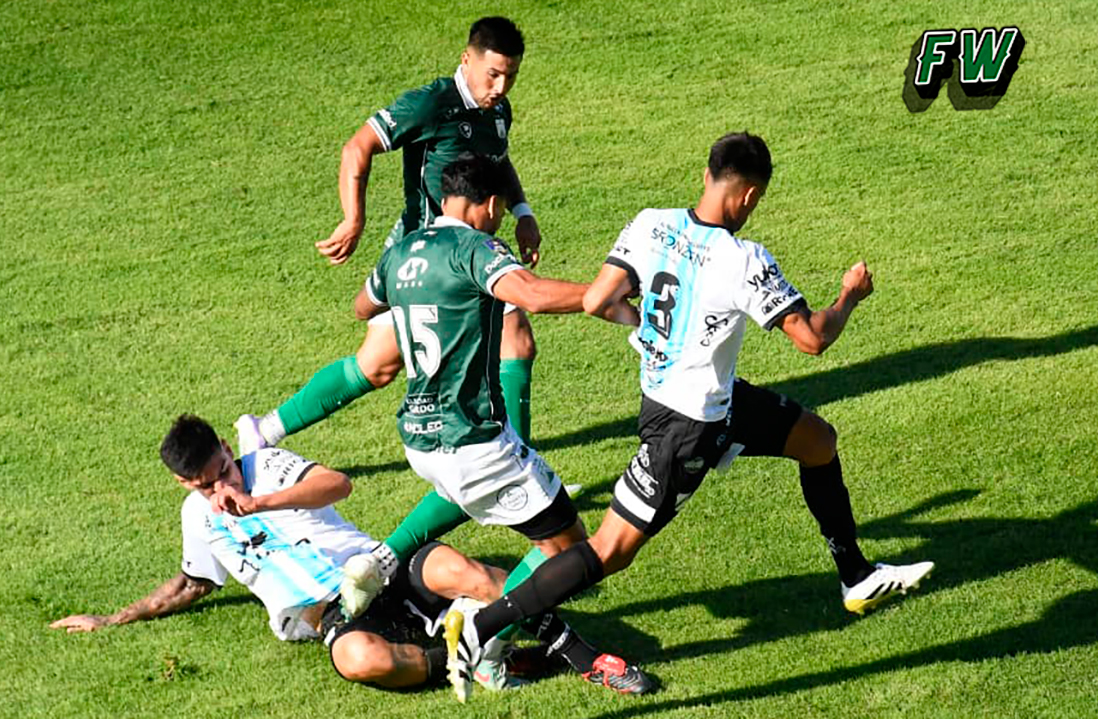 Gino Ogu�n intenta llevarse el bal�n