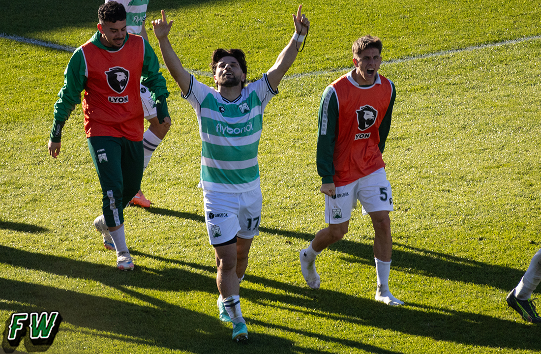 E Uruguayo Franco Garc�a festeja su gol