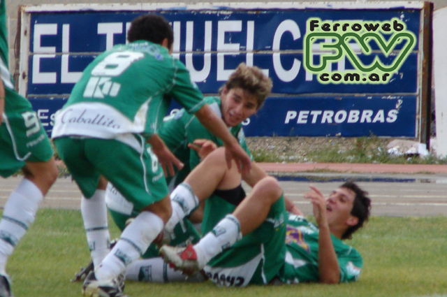 Gonzalo Castellani festeja el gol del triunfo