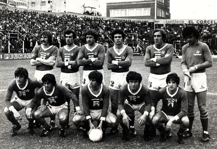 Fotos CEDOC - Parados: Carlos Arregui, Roberto Mario Carlos Gómez, Oscar Garré, Héctor Cúper, Juan Domingo Rocchia, Carlos Barisio. Abajo: Gerónimo Saccardi, Miguel Angel Juárez, Julio César Jiménez, Adolfino Cañete y Claudio Crocco. Fotos CEDOC - Parados: Carlos Arregui, Roberto Mario Carlos Gómez, Oscar Garré, Héctor Cúper, Juan Domingo Rocchia, Carlos Barisio. Abajo: Gerónimo Saccardi, Miguel Angel Juárez, Julio César Jiménez, Adolfino Cañete y Claudio Crocco.