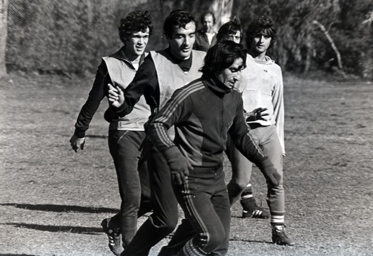 Fotos CEDOC - Mario Gómez corre de atrás a Miguel Angel Juárez Fotos CEDOC - Mario Gómez corre de atrás a Miguel Angel Juárez