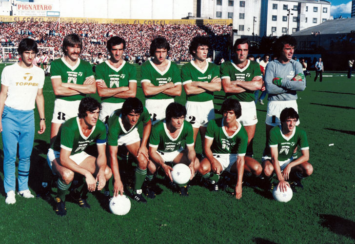Fotos CEDOC - El equipo de Ferro que peleó hasta el final el Metro de 1981 con el Boca campeón de Maradona y jugó con River las finales del Nacional de ese año. Parados: Carlos Arregui, Roberto Mario Carlos Gómez, Oscar Garré, Héctor Cúper, Juan Domingo Rocchia y Carlos Barisio. Abajo: Gerónimo Saccardi, Miguel Angel Juárez, Adolfino Cañete, Julio César Jiménez y Claudio Crocco. Fotos CEDOC - El equipo de Ferro que peleó hasta el final el Metro de 1981 con el Boca campeón de Maradona y jugó con River las finales del Nacional de ese año. Parados: Carlos Arregui, Roberto Mario Carlos Gómez, Oscar Garré, Héctor Cúper, Juan Domingo Rocchia y Carlos Barisio. Abajo: Gerónimo Saccardi, Miguel Angel Juárez, Adolfino Cañete, Julio César Jiménez y Claudio Crocco.
