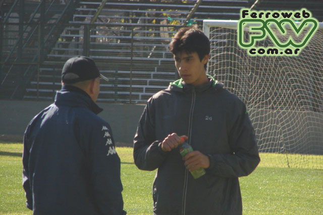 Entrenamiento Ferro - El DT Carlos Trullet conversa con el defensor paraguayo Hugo Ismael Vera Oviedo Entrenamiento Ferro - El DT Carlos Trullet conversa con el defensor paraguayo Hugo Ismael Vera Oviedo