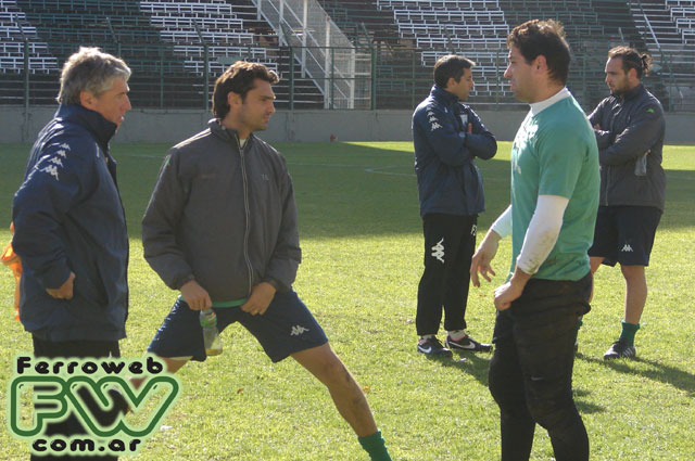 Entrenamiento Ferro - Daniel Caminos conversa con Juan Manuel Sara y el arquero Jorge Carranza Entrenamiento Ferro - Daniel Caminos conversa con Juan Manuel Sara y el arquero Jorge Carranza