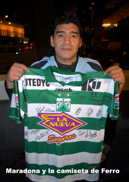 Maradona y la camiseta de Ferro
