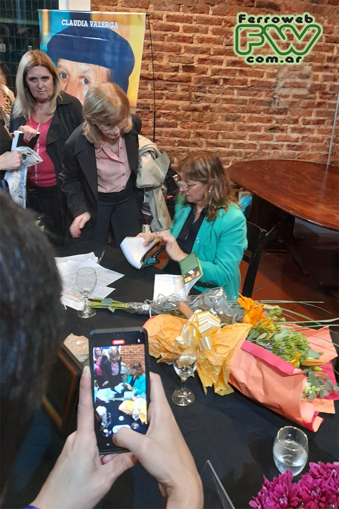La autora firmando ejemplares La autora firmando ejemplares