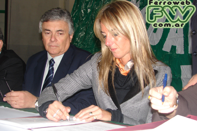 La Dra. Ragucchini del OF firma el convenio de cesión La Dra. Ragucchini del OF firma el convenio de cesión