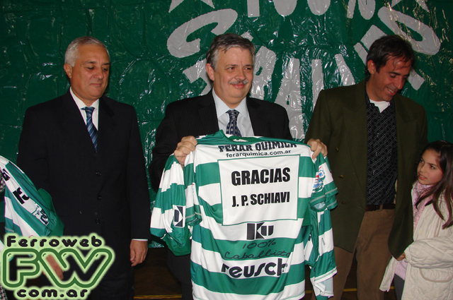 El Ing. Schiavi muestra la camiseta de Ferro El Ing. Schiavi muestra la camiseta de Ferro