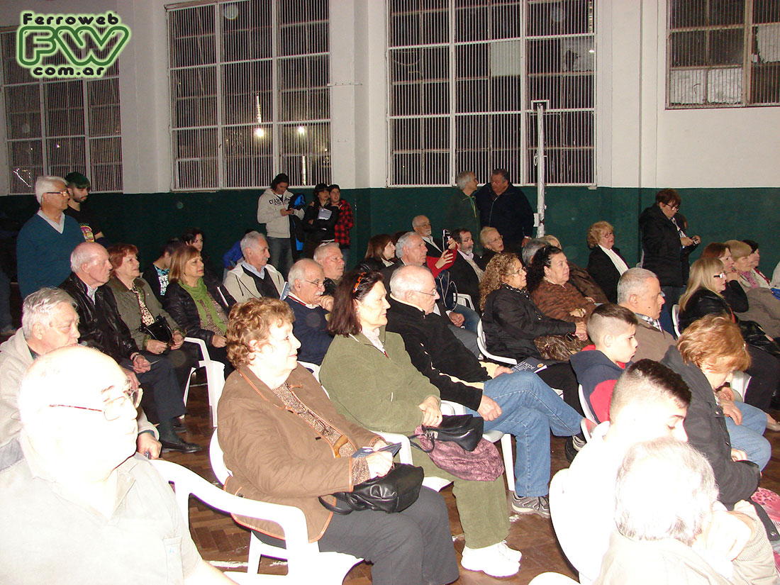 La Noche de los Museos en Ferro - La gente escuchando tangos con la voz de Enrique Docal La Noche de los Museos en Ferro - La gente escuchando tangos con la voz de Enrique Docal