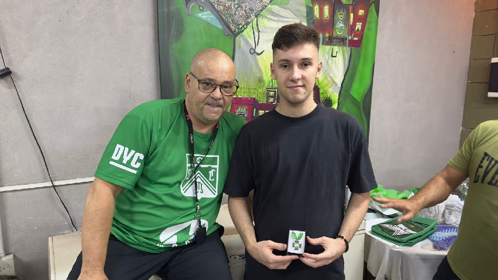 Dr. Fabian Lertora entrega la Cruz al Mérito al Jugador Joaquin Marini Dr. Fabian Lertora entrega la Cruz al Mérito al Jugador Joaquin Marini