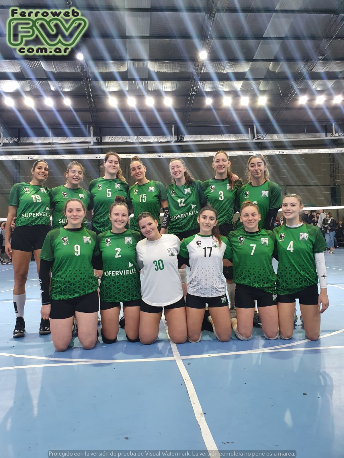 El plantel de vóley femenino – Club Ferro Carril Oeste